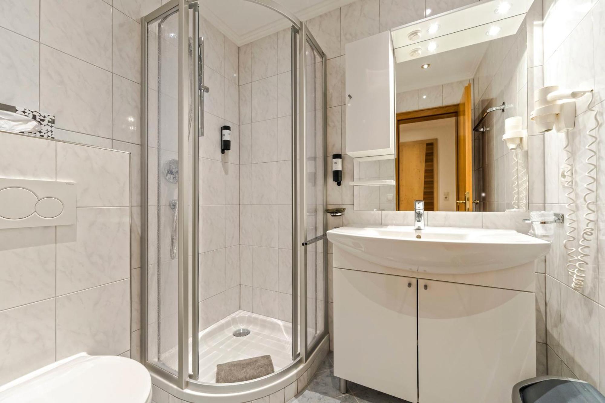 Hotel Garni Siegele - Inklusive Silvretta-Card Premium Ишгъл Стая снимка