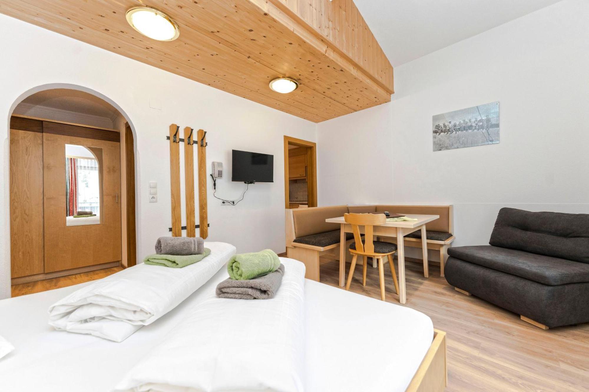 Hotel Garni Siegele - Inklusive Silvretta-Card Premium Ишгъл Екстериор снимка