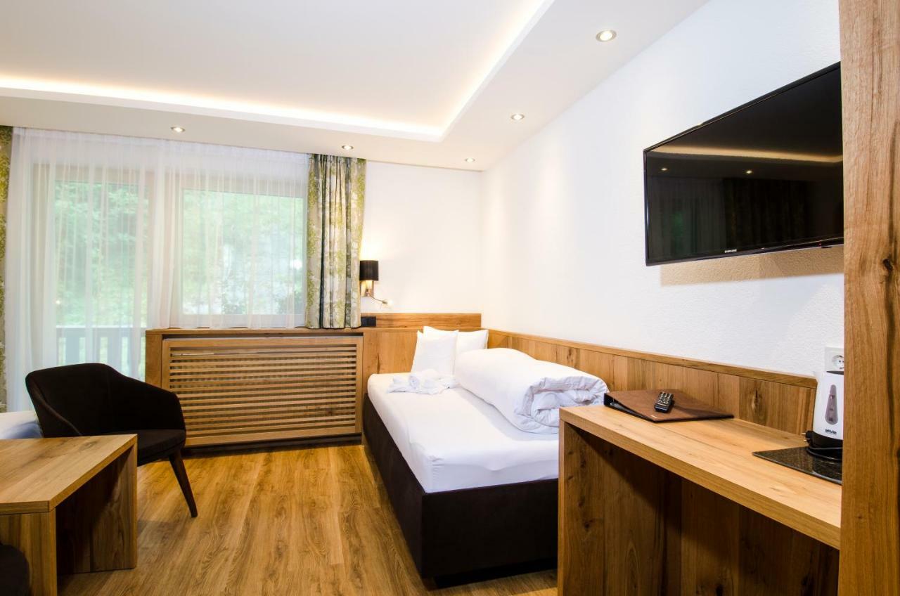 Hotel Garni Siegele - Inklusive Silvretta-Card Premium Ишгъл Екстериор снимка
